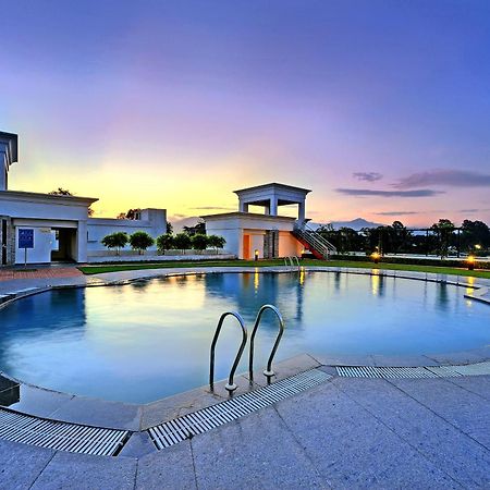 Royal Sarovar Portico Сіліґурі Екстер'єр фото